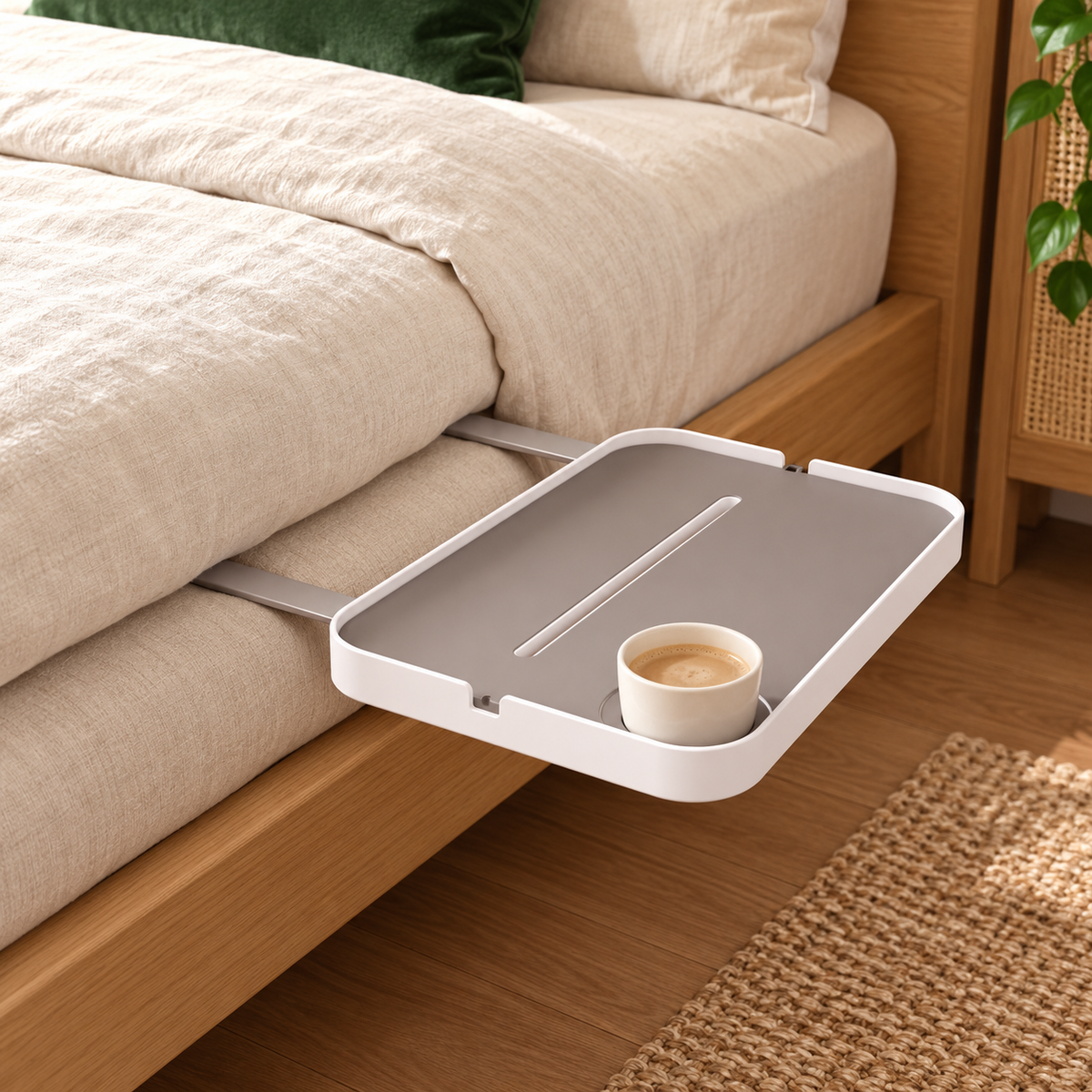Plateau de chevet blanc et gris installé sous un matelas, avec une tasse dans son emplacement rond.