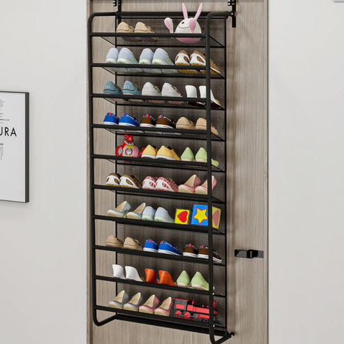 Rangement à chaussures noir suspendu à une porte et présenté de côté.