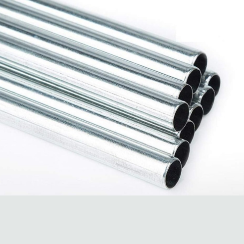 Tubes métalliques utilisés dans la structure de l’étagère à chaussures.
