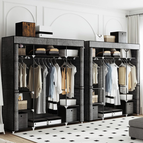 Deux armoires en tissu sombre contenant des vêtements et des boîtes.