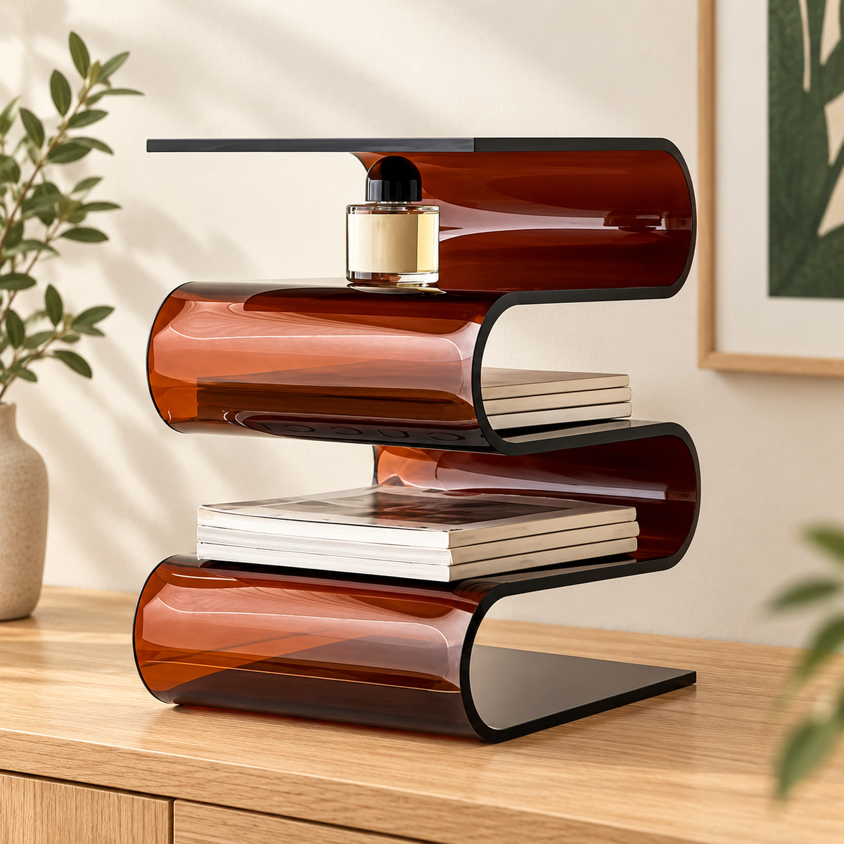 Étagère ondulée brun fumé avec livres, présentée sur une console en bois devant un mur crème.