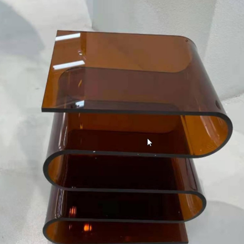 Vue de dessus de l’étagère brun translucide aux tablettes incurvées.