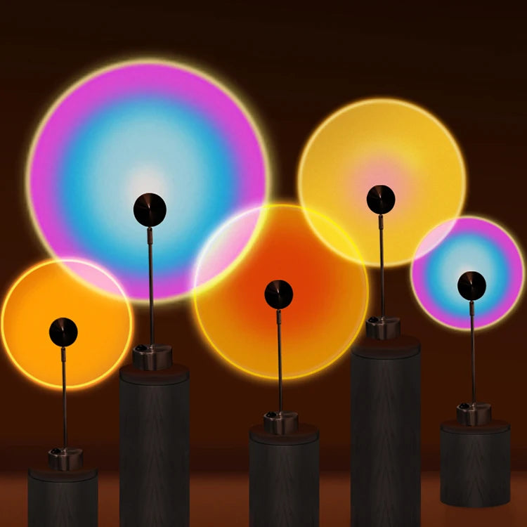 Plusieurs lampes d’ambiance projetant des halos jaunes, orange, bleus et roses.