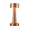 Lampe de table cuivrée présentée seule sur fond blanc.