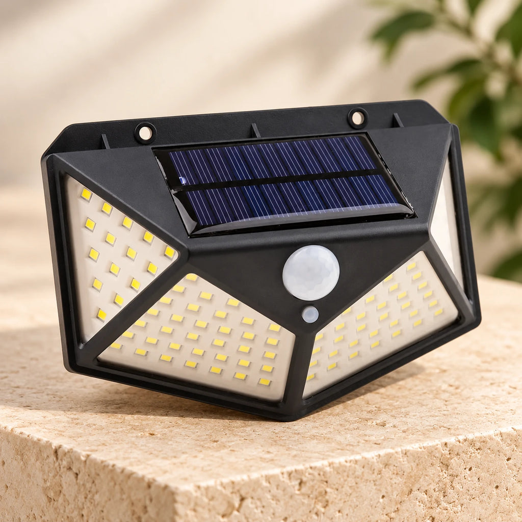 Applique solaire noire à trois faces LED et panneau solaire, présentée sur une surface en pierre claire.