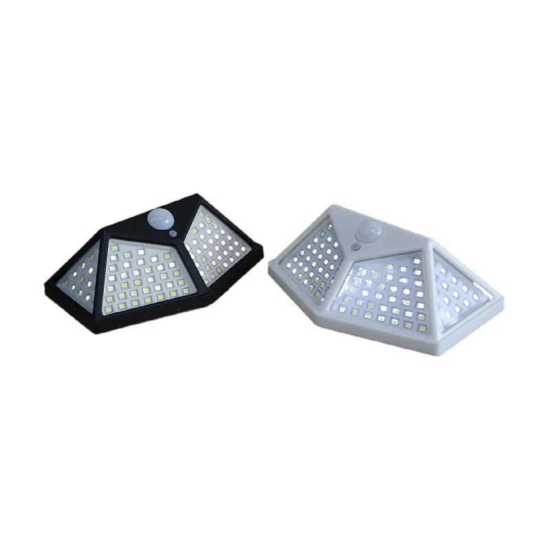 Deux appliques solaires à plusieurs faces LED, l’une noire et l’autre blanche.