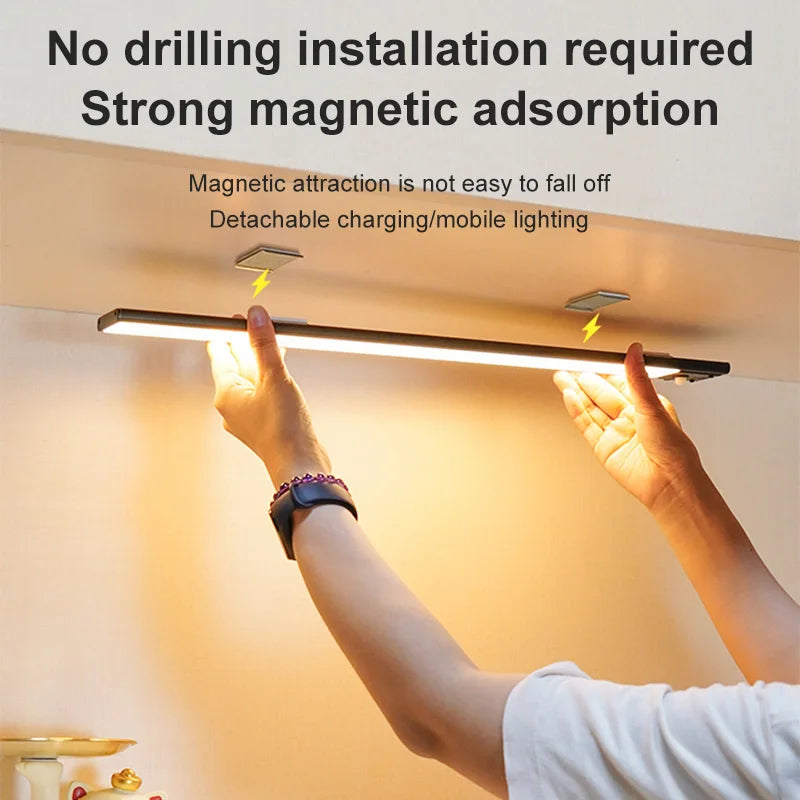 Installation de la réglette LED sous un meuble avec des supports magnétiques.