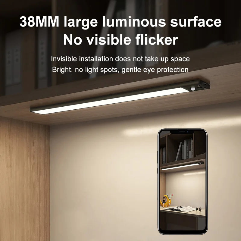 Réglette LED allumée sous un meuble, avec vue de l’installation sur un téléphone.