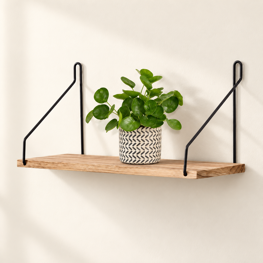 Étagère murale en bois avec deux supports métalliques noirs, portant une plante sur un mur crème.